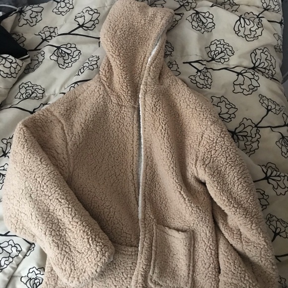 ⭐️SOLD⭐️ Fluffy hooded jacket - Picture 3 of 8